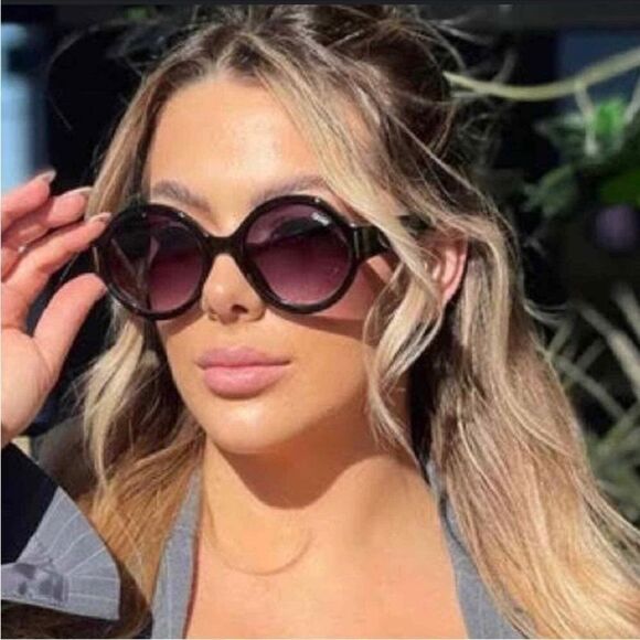 NWT Quay x 'Love Island' Chill Pill 55mm Gradient
Round Sunglasses - Picture 1 of 7